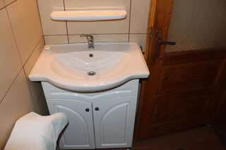 Гостевой дом Pensiunea Iulia Бран Двухместный номер с 1 кроватью или 2 отдельными кроватями-6