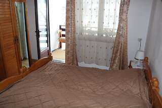 Гостевой дом Pensiunea Iulia Бран Двухместный номер с 1 кроватью или 2 отдельными кроватями и внешней ванной комнатой-3